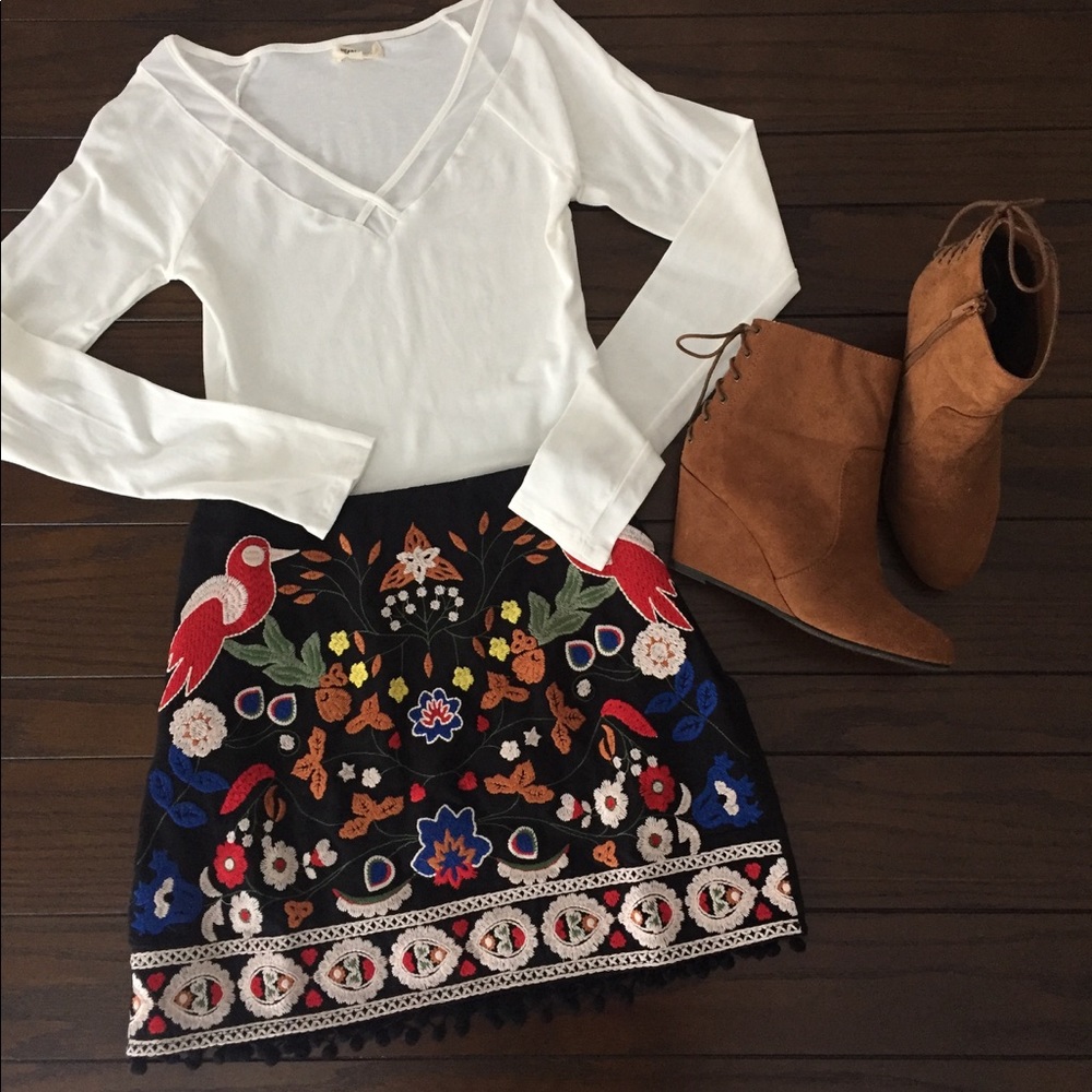 Embroidered mini skirt🌼LAST ONE - Picture 2 of 7